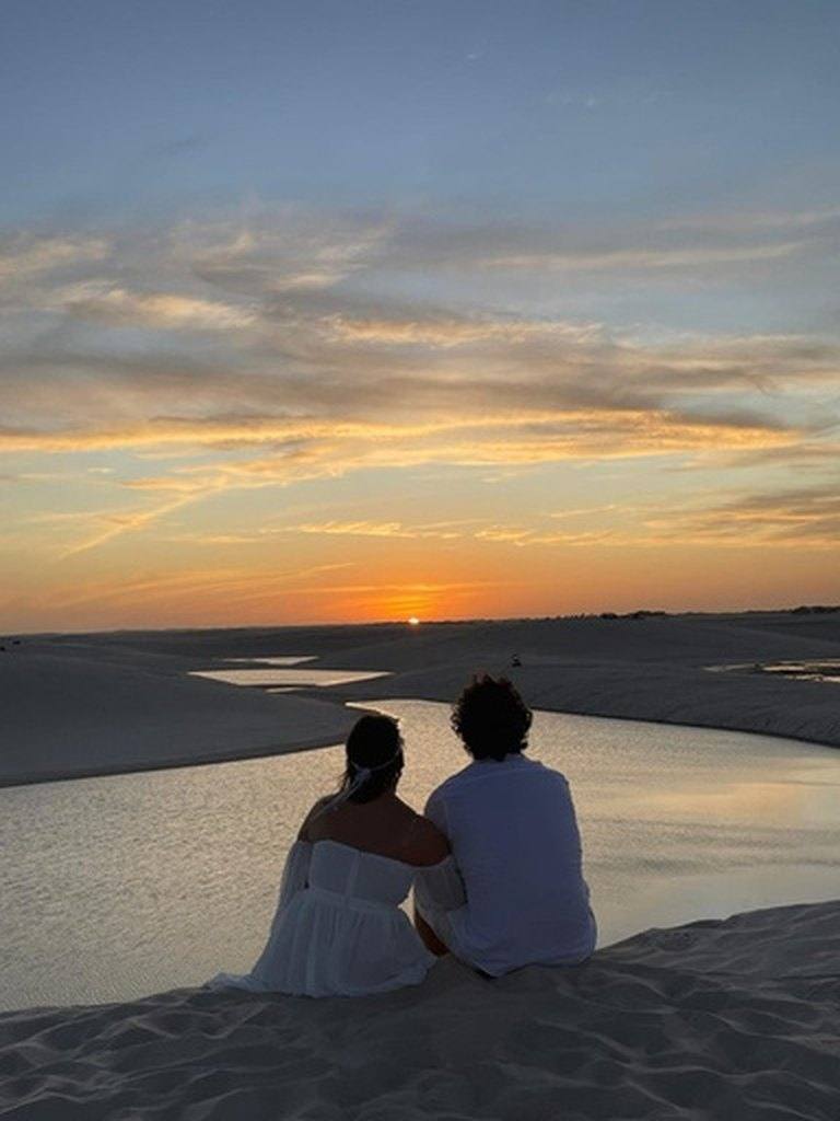 Casal no pôr do sol
